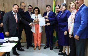 Deputados Eduardo e Lula da Fonte, junto com o deputado Adalto Santos, se reúnem com a Ministra da Saúde