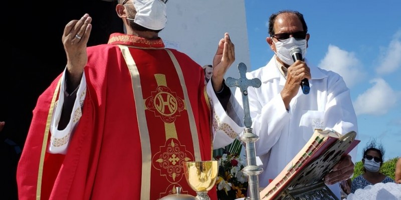 Respeitando o isolamento social, a tradicional missa de São Pedro contou com a presença de menos de 20 fiéis e foi transmitida pela internet
