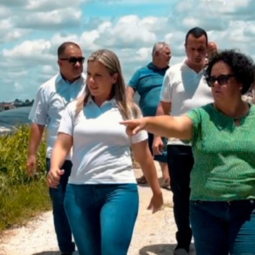 Em Vila Dois Carneiros, Clarissa Tércio denuncia risco de deslizamento de barreira e cobra providências 