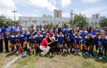No Dia da Mulher, Raquel Lyra  participa de ação social promovida pelo Governo e lança o Centro de Desenvolvimento do Futebol Feminino