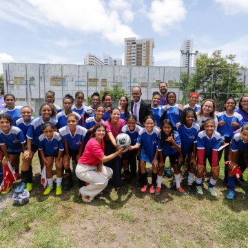 No Dia da Mulher, Raquel Lyra  participa de ação social promovida pelo Governo e lança o Centro de Desenvolvimento do Futebol Feminino
