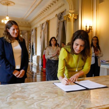 Raquel Lyra e embaixadora do Reino Unido assinam acordo de cooperação