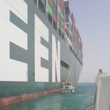 Ever Given ainda está ancorado no Canal de Suez com tripulação presa