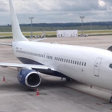 Avião com 106 brasileiros deportados do EUA pousa hoje em BH
