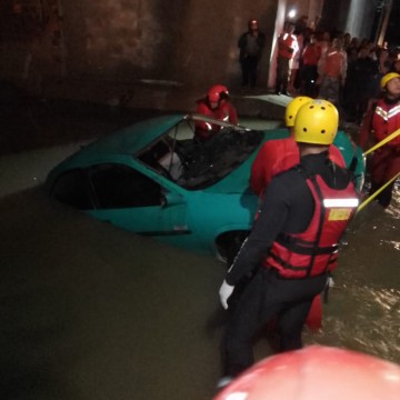 Com fortes chuvas, carro cai em canal no Agreste; uma criança morreu e duas mulheres estão desaparecidas