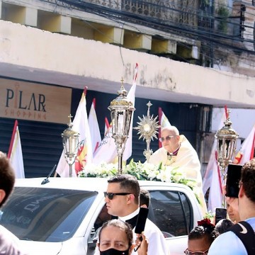 Corpus Christi: Arquidiocese celebra o dia com missa e procissão no Recife