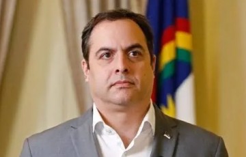 Paulo Câmara marca presença em posse do defensor público-geral de Pernambuco