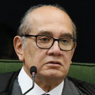 Gilmar Mendes recebe mais alta comenda da Câmara do Recife