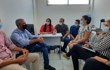 Prefeito de Tracunhaém debate aumento de casos do coronavírus com sua equipe 