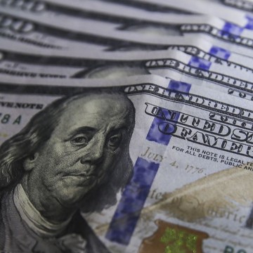 Dólar cai para R$ 4,86 e fecha no menor nível em um ano