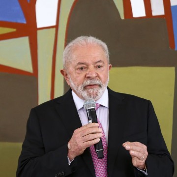 Lula conversa com rei Charles III, do Reino Unido