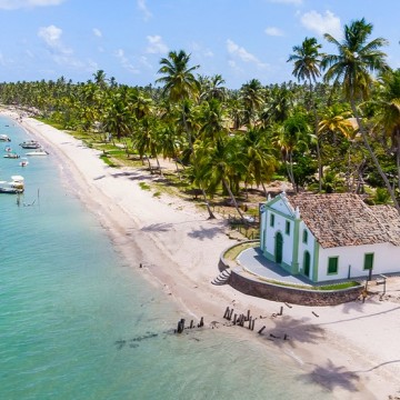 Resort da Praia dos Carneiros é multado em R$ 50 mil por lançar esgoto no mar