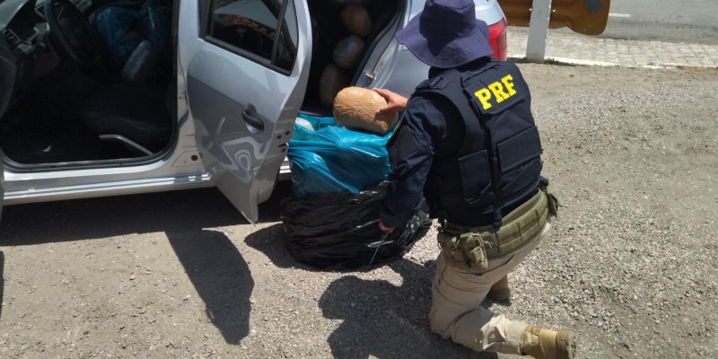 De acordo com a PRF, a droga estava embalada em formato de  “tijolos”, envoltos em fita adesiva, e estava sendo transportada em um veículo