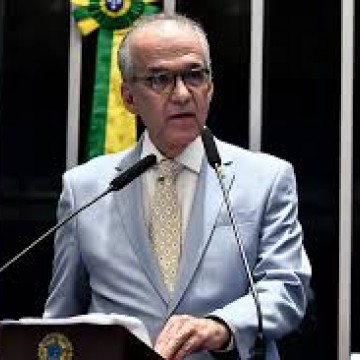 Senador Fernando Dueire faz homenagem ao prefeito de Vitória de Santo Antão