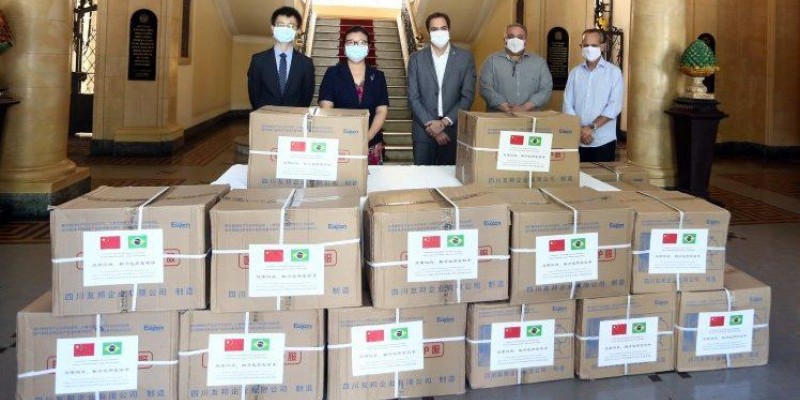 Entre as doações estão 10 mil máscaras cirúrgicas, 1,2 mil máscaras nº95 e 200 macacões de proteção