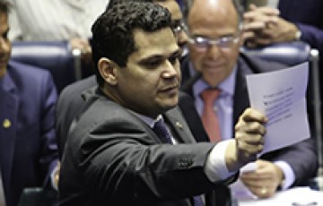 Alcolumbre vai ao STF contra invasão do gabinete de Fernando Bezerra