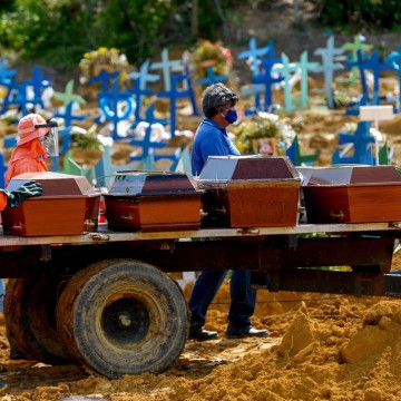 Brasil chega à marca de 700 mil mortes por covid-19