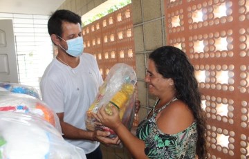 Famílias de baixa renda do Paulista recebem cestas básicas