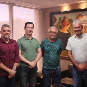 Clodoaldo se reúne com o prefeito Yves Ribeiro e lideranças políticas de Paulista 