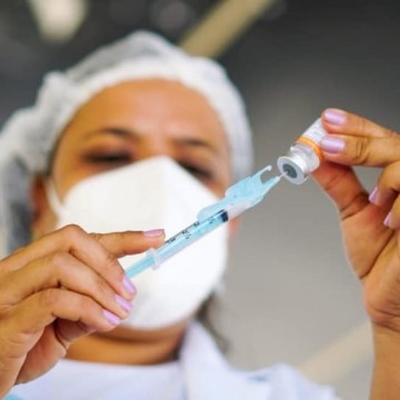 Olinda anuncia vacinação contra a covid-19 para pessoas com 34 anos ou mais 