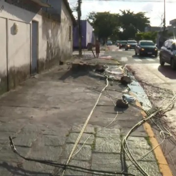  Caminhão atinge fiação, derruba postes e deixa casas sem energia em Campo Grande