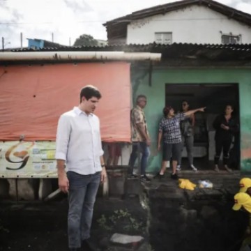 João Campos realiza visita em obra de encosta no Brejo de Beberibe 