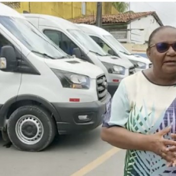 Prefeita Judite Botafogo entrega três vans escolares para alunos da rede municipal de Lagoa do Carro