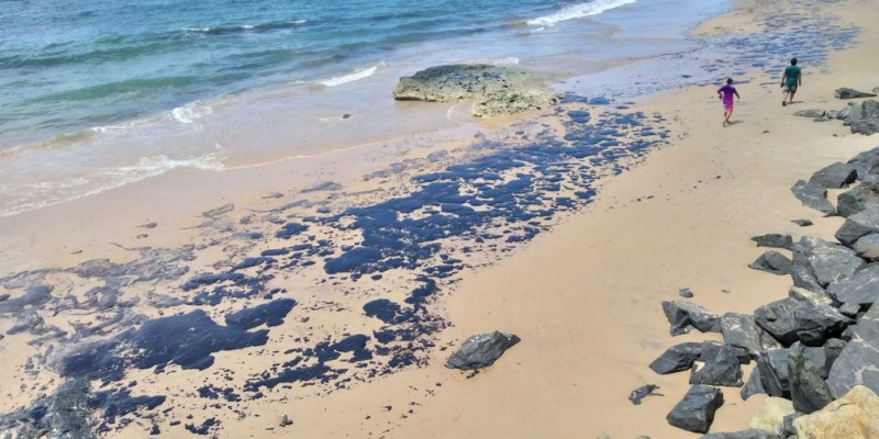 Após um ano do aparecimento de manchas de petróleo nas praias do litoral nordestino, nenhuma das hipóteses da origem foi comprovada cientificamente. Impactos socioeconômicos do desastre foram potencializados com a pandemia da Covid-19