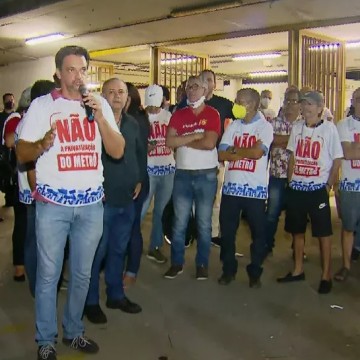 Metroviários realizam assembleia para decretar estado de greve