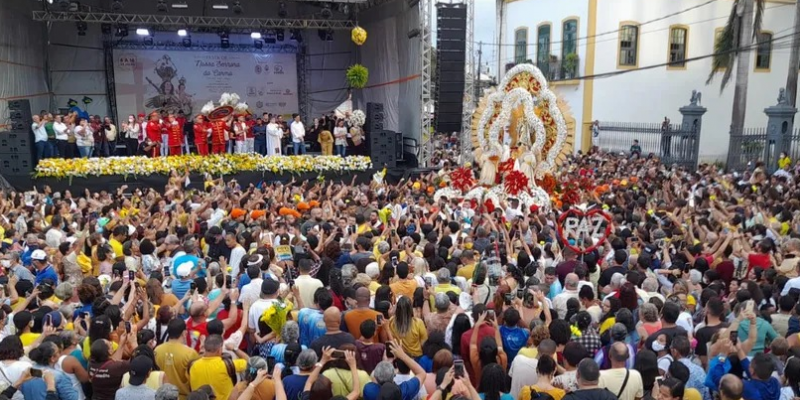 Após as celebrações religiosas, estão previstos dois shows no palco montado no Pátio do Carmo