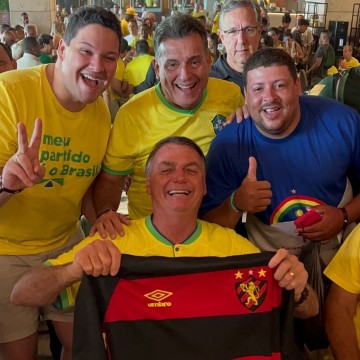 Pré-candidato a prefeito, em Camaragibe, Felipe Dantas, entrega camisa do Sport para o ex-presidente Bolsonaro