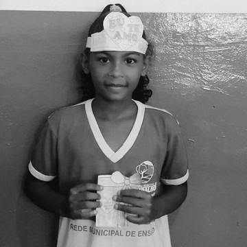 Em Paudalho, menina de 7 anos morre após sofrer choque elétrico ao usar celular que carregava na tomada
