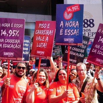Professores da rede estadual decretam estado de greve em Pernambuco e pedem novo projeto de lei ao governo
