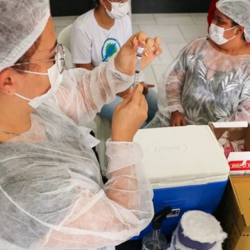 Prefeitura do Recife realiza vacinação contra Covid, gripe e Sarampo