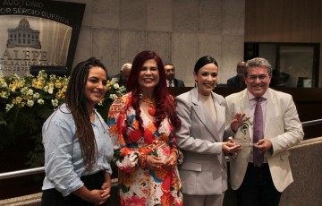 Luciano Duque entrega o Prêmio Prefeitura Amiga das Mulheres 2023 à Márcia Conrado