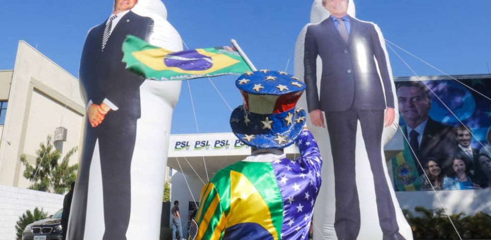 Bonecões infláveis de Bivar e Bolsonaro foram pagos pelo PSL com verba pública