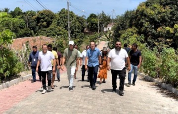 Mano Medeiros realiza vistoria em obras de pavimentação na Muribeca, em Jaboatão
