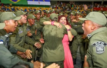 Policiais militares ovacionam delegada Gleide Ângelo em formatura