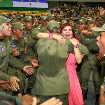 Policiais militares ovacionam delegada Gleide Ângelo em formatura