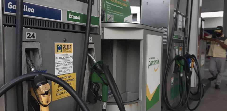 Gasolina tem sexto aumento no ano e diesel quinta alta