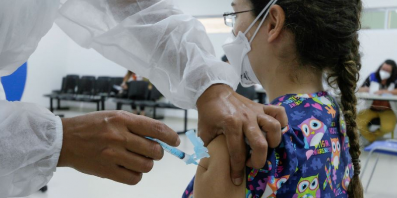 Do total, mais de 28.700 vacinados são trabalhadores da saúde que atuam na linha de frente contra a doença causada pelo novo coronavírus