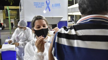 Vacinação noturna porta a porta é realizada em Caruaru