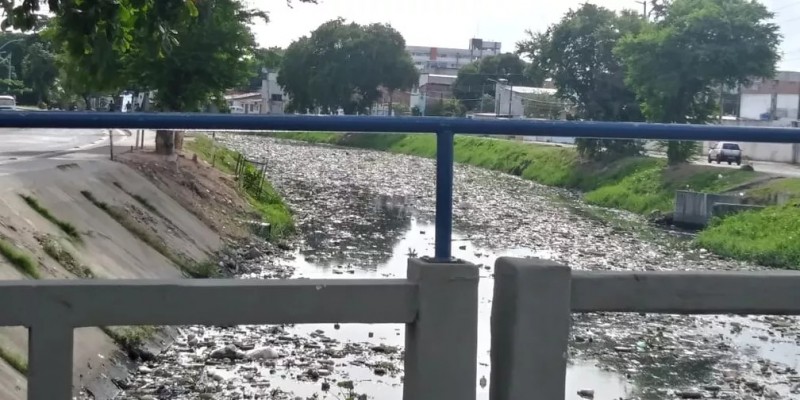 O canal apresenta degradação ambiental nas proximidades da unidade de saúde José Severiano, no bairro de Campo Grande