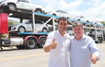 Sileno acompanha entrega de 17 veículos zero quilômetro para serviços públicos de Panelas