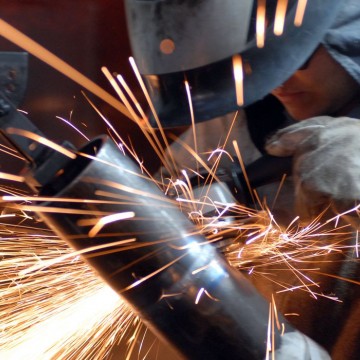 Produção industrial tem alta de 0,3% em março, diz IBGE
