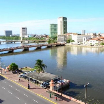 Polícia investiga corpo achado boiando no Rio Capibaribe, no Recife