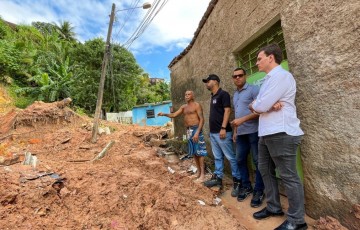 Miguel Coelho visita comunidades impactadas por deslizamentos
