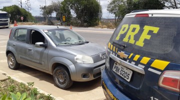 Carro roubado em 2014 em Caruaru é recuperado na BR-424 em Garanhuns
