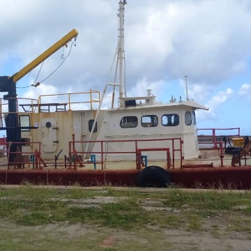 Marinha remove navio que estava encalhado em Itamaracá há cinco meses