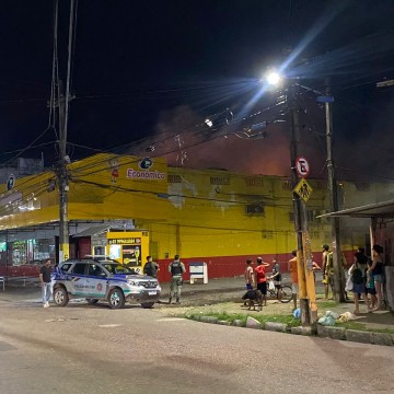 Homens trabalham em supermercado condenado após incêndio em Jaboatão sem liberação da Defesa Civil